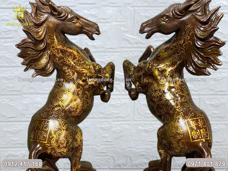 Hình ảnh phía sau của bức tượng ngựa